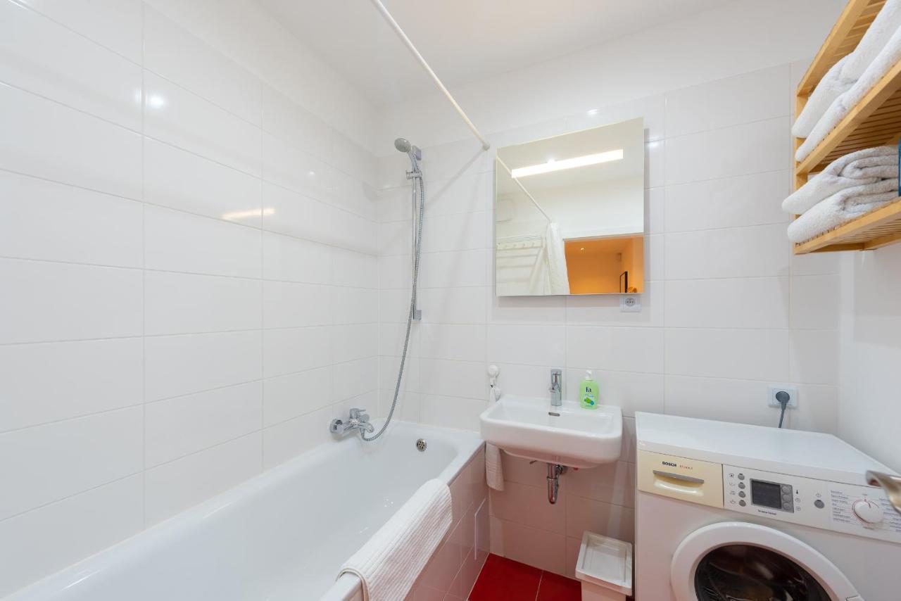Bright Charming Apt With Terrace, Parking & Airco. Prága Kültér fotó